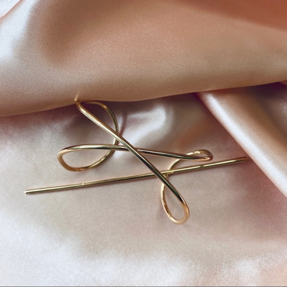 Minimalist Wire Cross Bun Cage Pins Holder - Picture 7 of 9